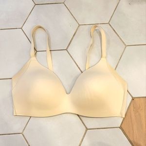 Knix wing woman bra size 3